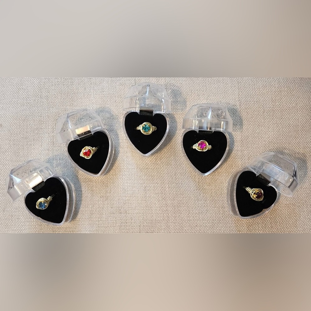 Elegant Gold Rings with Vibrant Gemstones